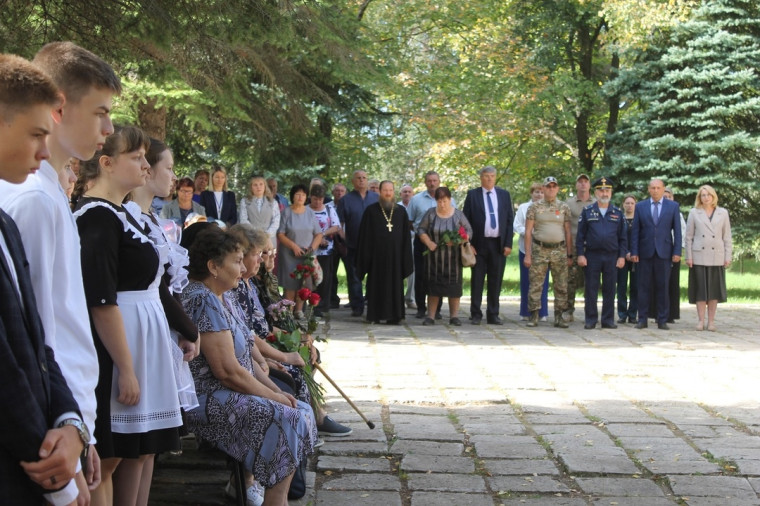 Помните! Через века, через года, — помните!.
